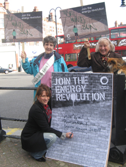 Lynne Featherstone in Muswell Hill signing Friends of the Earth petition on renewable energy