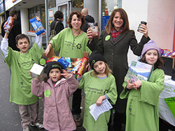 Lynne Featherstone with children from Muswell Hill Synagogue