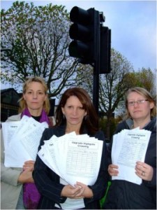 North Hill petition: Cllr Rachel Allison, Lynne Featherstone MP and local resident Jenny Bouchami
