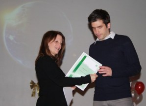 Lynne Featherstone MP presenting an Employability Award to a 5e customer