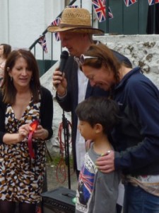 Lynne Featherstone MP presenting the winning petowner with a rosette. 