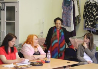 Lynne Featherstone MP discussing The JAN Trust’s work with women who attend the English language class. 