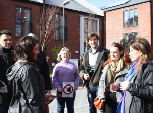 ynne Featherstone MP and local Wood Green campaigners discuss the issues facing residents on Ringslade Road. 